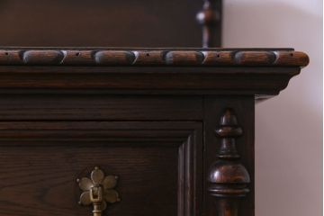 アンティーク家具　イギリスアンティーク　オーク材　優美な装飾が目を惹くサイドボード(キャビネット、収納棚)