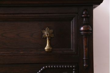 アンティーク家具　イギリスアンティーク　オーク材　優美な装飾が目を惹くサイドボード(キャビネット、収納棚)