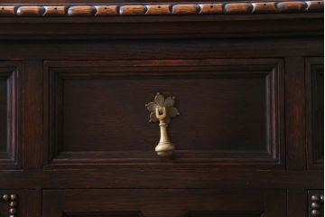 アンティーク家具　イギリスアンティーク　オーク材　優美な装飾が目を惹くサイドボード(キャビネット、収納棚)