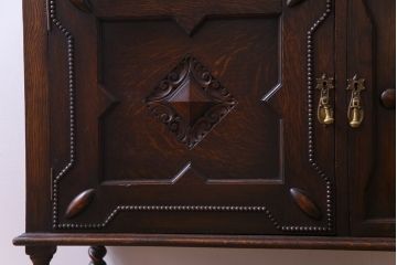 アンティーク家具　イギリスアンティーク　オーク材　優美な装飾が目を惹くサイドボード(キャビネット、収納棚)