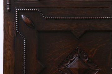アンティーク家具　イギリスアンティーク　オーク材　優美な装飾が目を惹くサイドボード(キャビネット、収納棚)