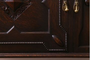 アンティーク家具　イギリスアンティーク　オーク材　優美な装飾が目を惹くサイドボード(キャビネット、収納棚)