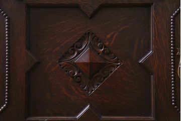 アンティーク家具　イギリスアンティーク　オーク材　優美な装飾が目を惹くサイドボード(キャビネット、収納棚)