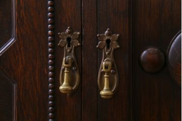 アンティーク家具　イギリスアンティーク　オーク材　優美な装飾が目を惹くサイドボード(キャビネット、収納棚)