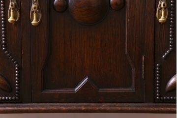 アンティーク家具　イギリスアンティーク　オーク材　優美な装飾が目を惹くサイドボード(キャビネット、収納棚)