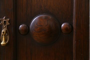 アンティーク家具　イギリスアンティーク　オーク材　優美な装飾が目を惹くサイドボード(キャビネット、収納棚)