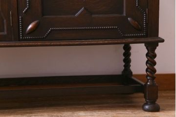 アンティーク家具　イギリスアンティーク　オーク材　優美な装飾が目を惹くサイドボード(キャビネット、収納棚)