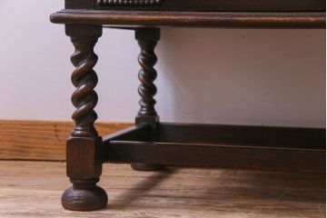 アンティーク家具　イギリスアンティーク　オーク材　優美な装飾が目を惹くサイドボード(キャビネット、収納棚)