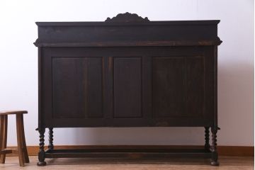 アンティーク家具　イギリスアンティーク　オーク材　優美な装飾が目を惹くサイドボード(キャビネット、収納棚)