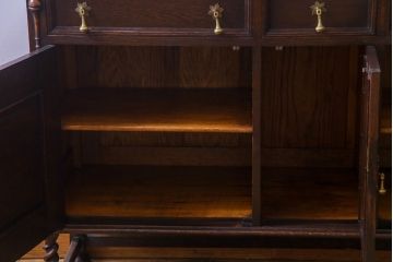 アンティーク家具　イギリスアンティーク　オーク材　優美な装飾が目を惹くサイドボード(キャビネット、収納棚)