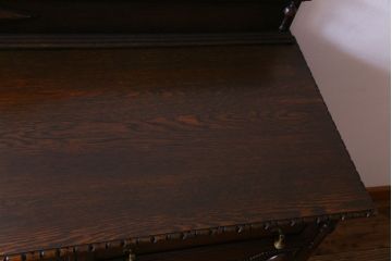 アンティーク家具　イギリスアンティーク　オーク材　優美な装飾が目を惹くサイドボード(キャビネット、収納棚)