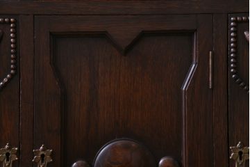 アンティーク家具　イギリスアンティーク　オーク材　優美な装飾が目を惹くサイドボード(キャビネット、収納棚)