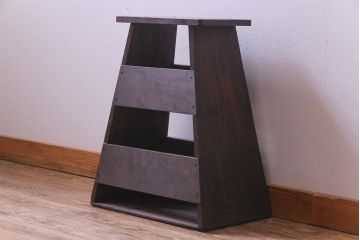 アンティーク雑貨　和製アンティーク　シックな色味とシンプルなデザインが魅力の踏み台(花台、飾り台)