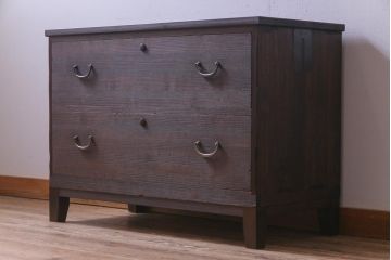 アンティーク家具　和製アンティーク　引手金具がスタイリッシュでおしゃれな箪笥ローボード(ローチェスト)