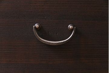 アンティーク家具　和製アンティーク　引手金具がスタイリッシュでおしゃれな箪笥ローボード(ローチェスト)