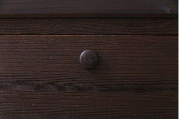 アンティーク家具　和製アンティーク　引手金具がスタイリッシュでおしゃれな箪笥ローボード(ローチェスト)