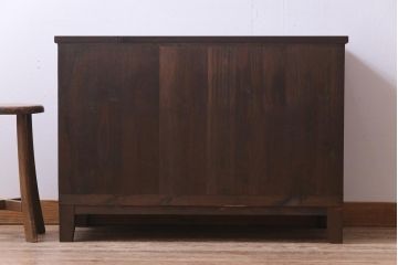 アンティーク家具　和製アンティーク　引手金具がスタイリッシュでおしゃれな箪笥ローボード(ローチェスト)