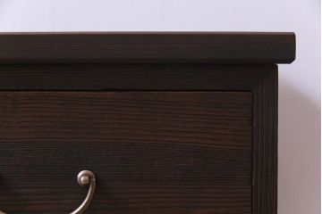 アンティーク家具　和製アンティーク　取っ手金具がモダンでおしゃれな箪笥ローボード(ローチェスト)