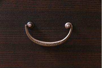 アンティーク家具　和製アンティーク　取っ手金具がモダンでおしゃれな箪笥ローボード(ローチェスト)