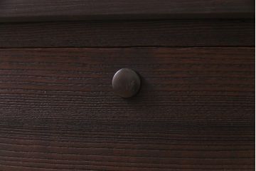 アンティーク家具　和製アンティーク　取っ手金具がモダンでおしゃれな箪笥ローボード(ローチェスト)