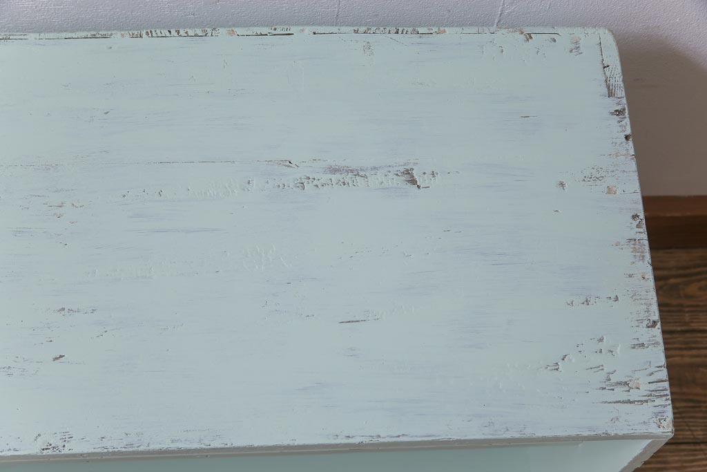 ペイント家具　フレンチシャビーな空間によく似合うパステルカラーの収納棚