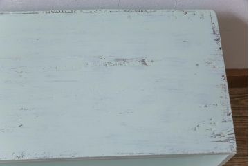 ペイント家具　フレンチシャビーな空間によく似合うパステルカラーの収納棚