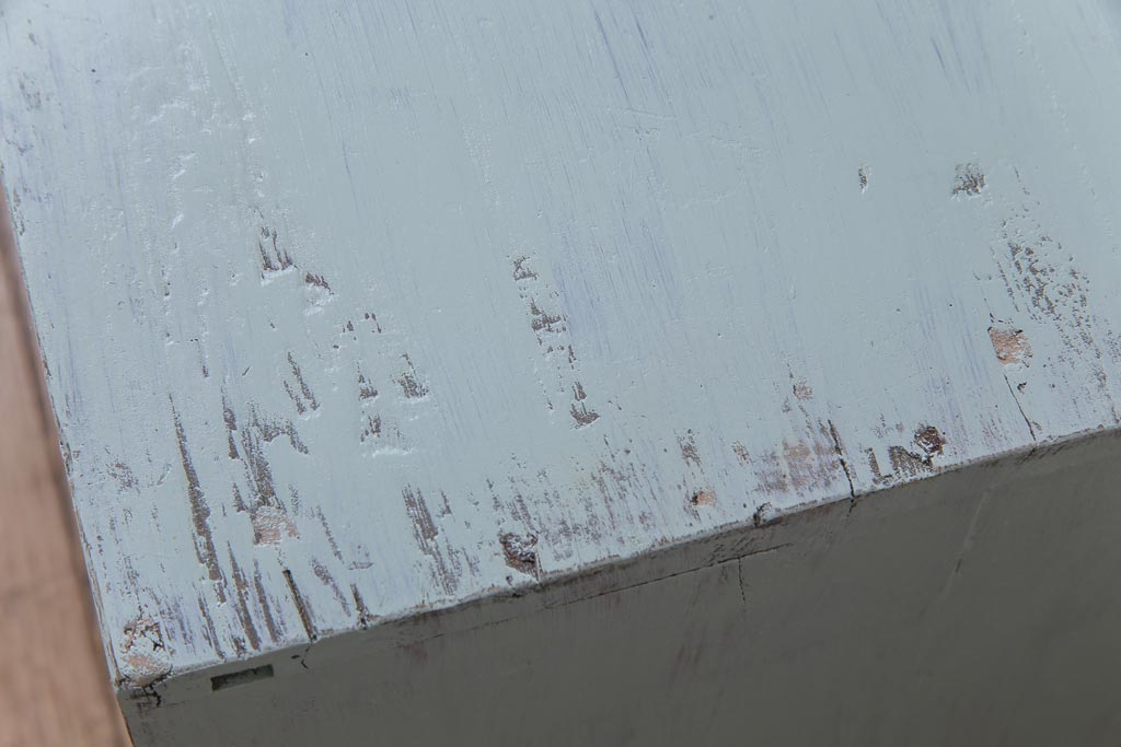 ペイント家具　フレンチシャビーな空間によく似合うパステルカラーの収納棚