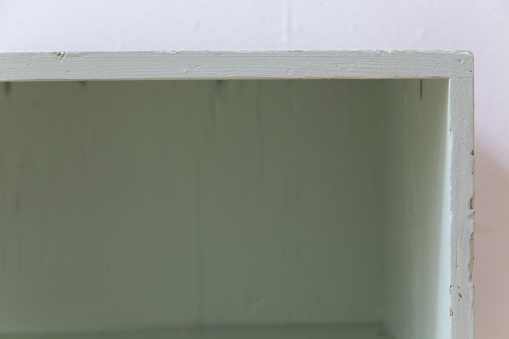 ペイント家具　フレンチシャビーな空間によく似合うパステルカラーの収納棚