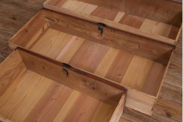 アンティーク家具　和製アンティーク　赤みがかった色合いと桜金具が華やかな米沢箪笥(チェスト)