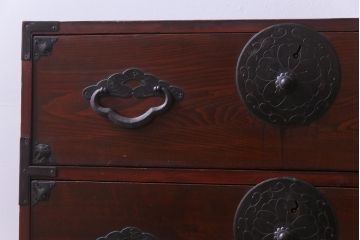 アンティーク家具　和製アンティーク　赤みがかった色合いと桜金具が華やかな米沢箪笥(チェスト)