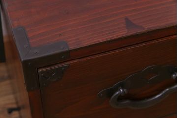 アンティーク家具　和製アンティーク　赤みがかった色合いと桜金具が華やかな米沢箪笥(チェスト)