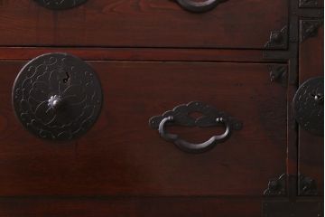 アンティーク家具　和製アンティーク　赤みがかった色合いと桜金具が華やかな米沢箪笥(チェスト)