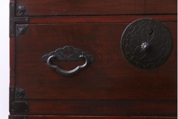 アンティーク家具　和製アンティーク　赤みがかった色合いと桜金具が華やかな米沢箪笥(チェスト)