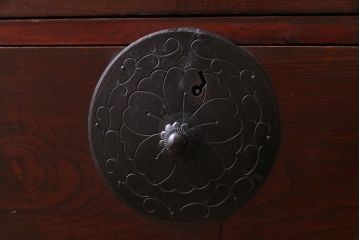 アンティーク家具　和製アンティーク　赤みがかった色合いと桜金具が華やかな米沢箪笥(チェスト)