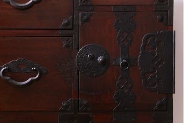 アンティーク家具　和製アンティーク　赤みがかった色合いと桜金具が華やかな米沢箪笥(チェスト)