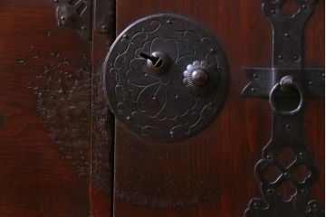 アンティーク家具　和製アンティーク　赤みがかった色合いと桜金具が華やかな米沢箪笥(チェスト)