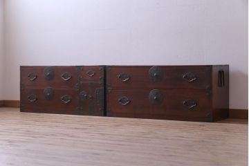 アンティーク家具　和製アンティーク　赤みがかった色合いと桜金具が華やかな米沢箪笥(チェスト)