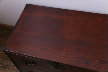 アンティーク家具　和製アンティーク　赤みがかった色合いと桜金具が華やかな米沢箪笥(チェスト)