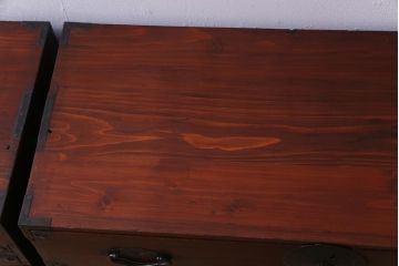 アンティーク家具　和製アンティーク　赤みがかった色合いと桜金具が華やかな米沢箪笥(チェスト)