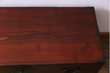 アンティーク家具　和製アンティーク　赤みがかった色合いと桜金具が華やかな米沢箪笥(チェスト)