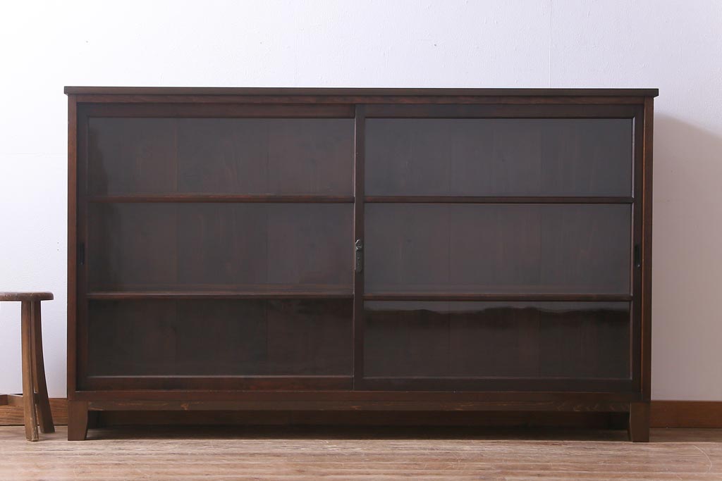 レトロ家具　和製アンティーク　ゆらゆらガラスがレトロな雰囲気を演出する戸棚(収納棚、飾り棚)