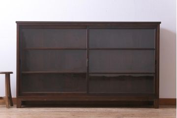 レトロ家具　和製アンティーク　ゆらゆらガラスがレトロな雰囲気を演出する戸棚(収納棚、飾り棚)