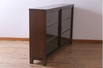 レトロ家具　和製アンティーク　ゆらゆらガラスがレトロな雰囲気を演出する戸棚(収納棚、飾り棚)