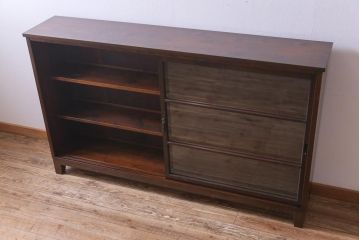 レトロ家具　和製アンティーク　ゆらゆらガラスがレトロな雰囲気を演出する戸棚(収納棚、飾り棚)