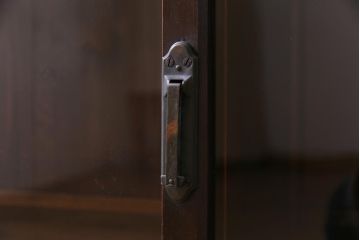 レトロ家具　和製アンティーク　ゆらゆらガラスがレトロな雰囲気を演出する戸棚(収納棚、飾り棚)