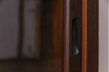 レトロ家具　和製アンティーク　ゆらゆらガラスがレトロな雰囲気を演出する戸棚(収納棚、飾り棚)