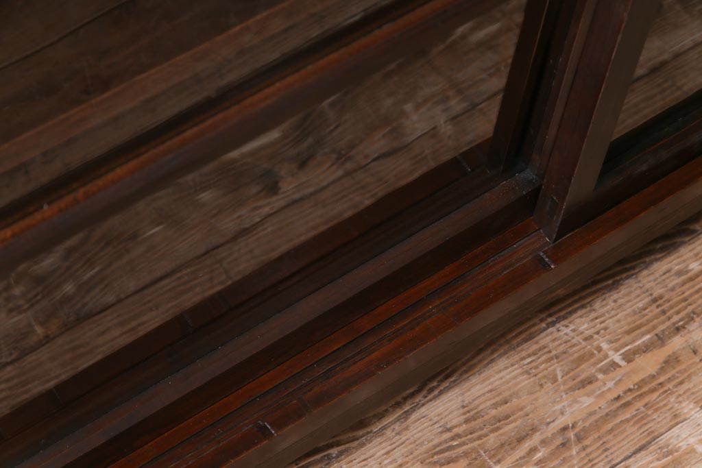 レトロ家具　和製アンティーク　ゆらゆらガラスがレトロな雰囲気を演出する戸棚(収納棚、飾り棚)