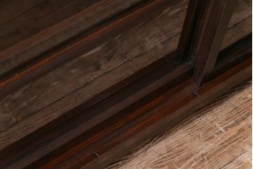 レトロ家具　和製アンティーク　ゆらゆらガラスがレトロな雰囲気を演出する戸棚(収納棚、飾り棚)