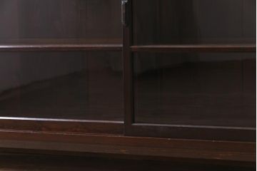 レトロ家具　和製アンティーク　ゆらゆらガラスがレトロな雰囲気を演出する戸棚(収納棚、飾り棚)