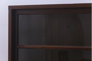レトロ家具　和製アンティーク　ガラスのゆらぎが味わい深いレトロな戸棚(収納棚、飾り棚)